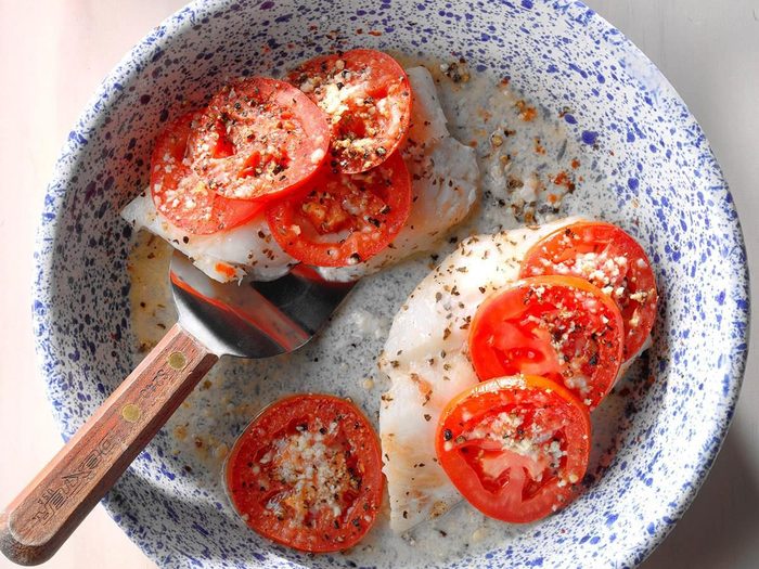Poisson grillé avec tomates.