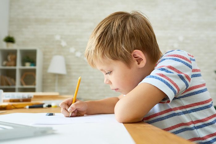 Pour aider vos enfants à faire leurs devoirs, laissez-les devenir autonome.