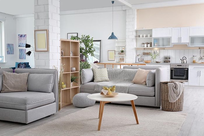 Pour une déco minimaliste, délimitez les pièces ouvertes avec vos meubles.