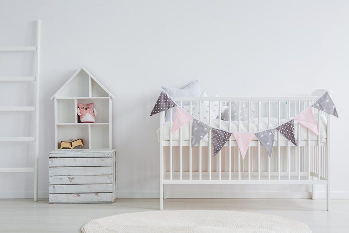 Pour une déco minimaliste, créez un environnement calme dans la chambre de bébé.