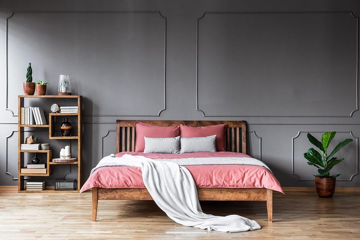 Pour une déco minimaliste, désencombrez la chambre à coucher.