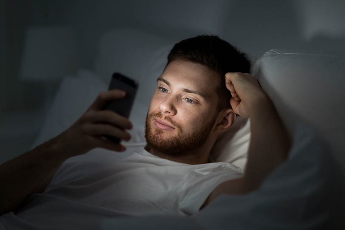 Pour mieux dormir, évitez les appareils électroniques le soir.