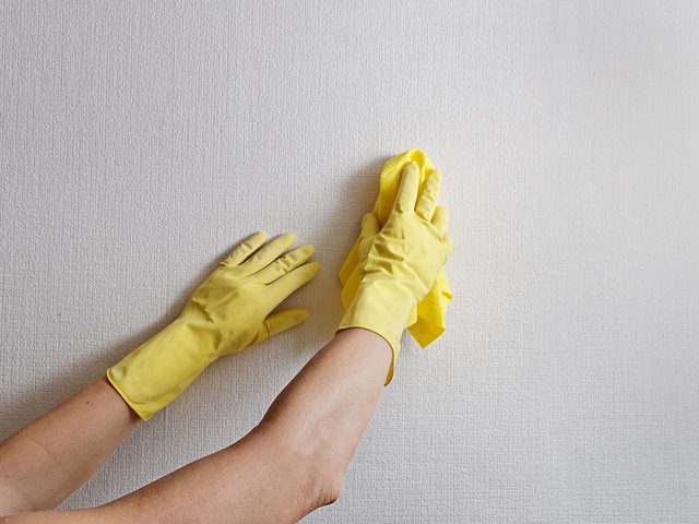 Voici comment utiliser de faon tonnante des produits de tous les jours tels que le bicarbonate pour nettoyer le papier peint.
