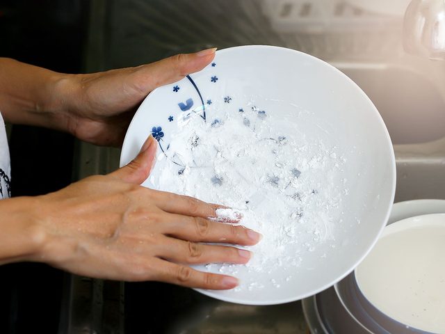 Voici comment utiliser de faon tonnante des produits de tous les jours tels que le bicarbonate pour dtacher la porcelaine.
