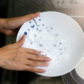 Voici comment utiliser de façon étonnante des produits de tous les jours tels que le bicarbonate pour détacher la porcelaine.