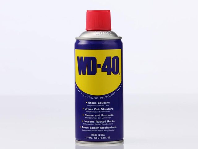 Voici comment utiliser de faon tonnante des produits de tous les jours tels que le WD-40 pour enlever la colle.