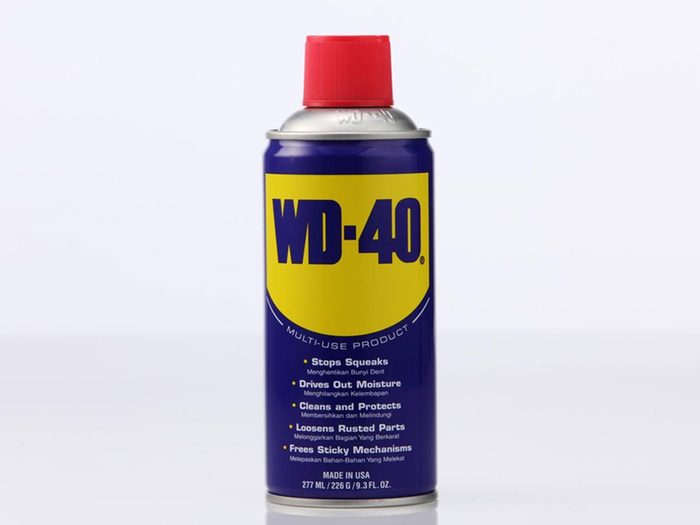 Voici comment utiliser de façon étonnante des produits de tous les jours tels que le WD-40 pour enlever la colle.