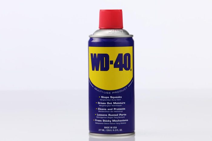 Pour nettoyer les traces de colle, utilisez du WD-40.