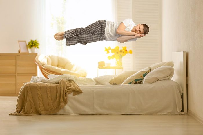 La paralysie du sommeil peut donner l'impression de voler en dormant.