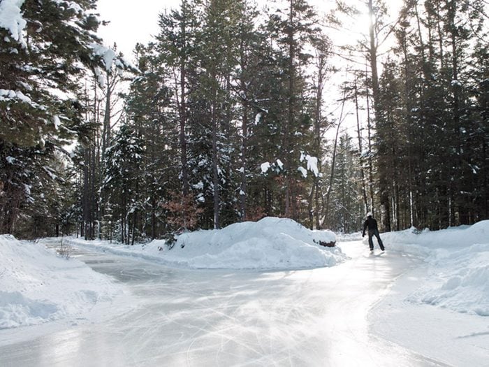 La patinoire du domaine de la forêt perdue au Québec.