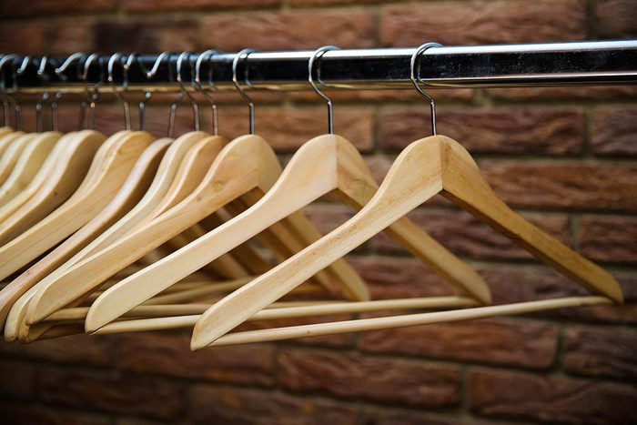Rangement : truquez vos cintres pour identifier les vêtements que vous ne portez plus.