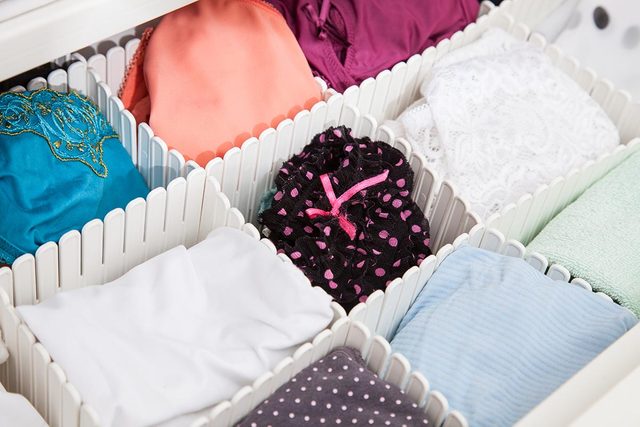 Comment organiser sa garde robe: Le rangement de la lingerie se fait par sections dans vos tiroirs.