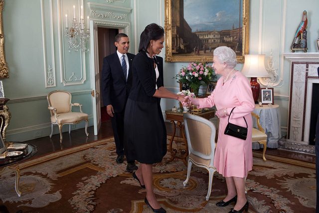 La reine lisabeth II a fait un clin  Michelle Obama.