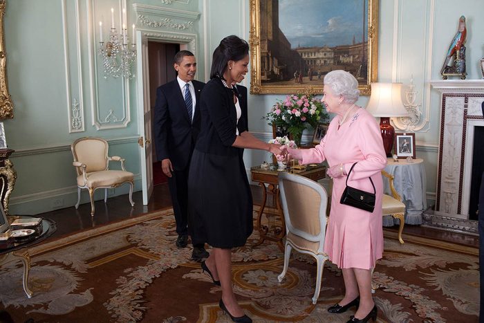La reine Élisabeth II a fait un câlin à Michelle Obama.