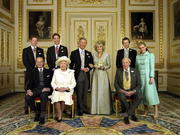 La reine Élisabeth II a permis à son fils d’épouser une divorcée.