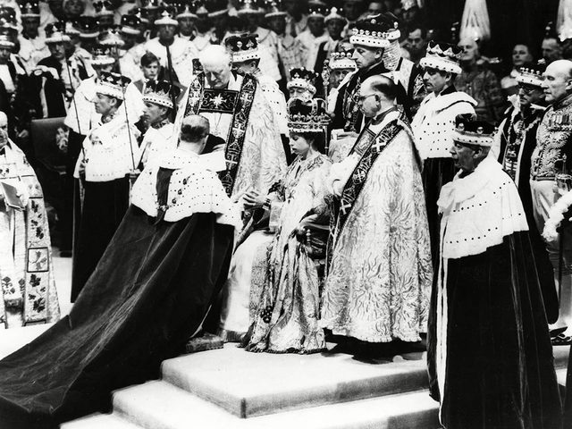 La reine lisabeth II a fait entre la monarchie dans lre tlvisuelle.