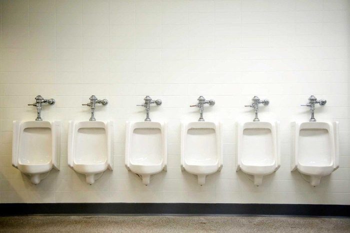 Uriner en public peut être difficile pour certaines personnes.