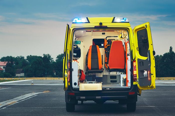 L'ambulancier apporte la salle d'urgence jusqu'au patient.
