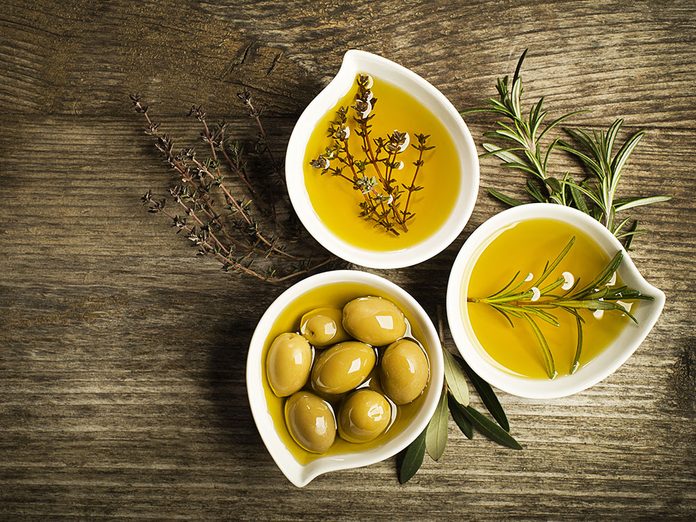 Misez sur les bienfaits santé de l'huile d'olive: c'est un bon gras.