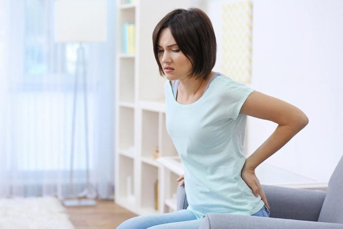 Symptôme de cancer chez la femme : douleur dorsale.