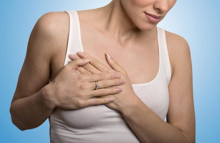 Symptôme de cancer chez la femme : douleur au seins.