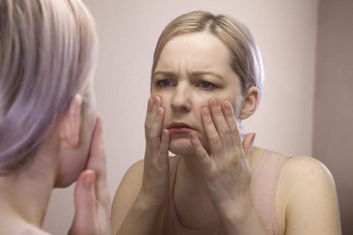 Symptôme de cancer chez la femme : enflure du visage.