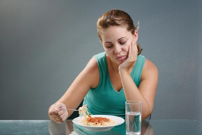 Symptôme de cancer chez la femme : incapacité de manger.