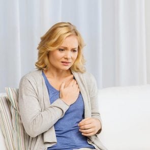 Symptôme de cancer chez la femme : souffle court.