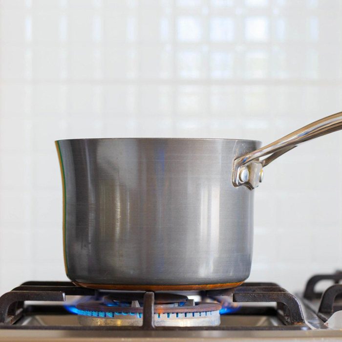Pour cuisinier rapidement, préchauffer une poêle ou le four.