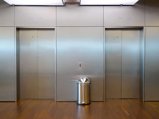 Explications: pourquoi les portes dascenseurs ont-elles de petits trous?
