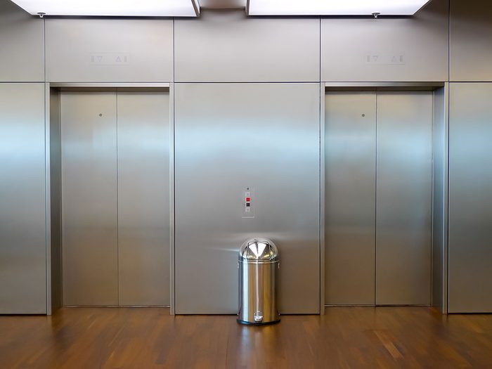 Explications: pourquoi les portes d’ascenseurs ont-elles de petits trous?