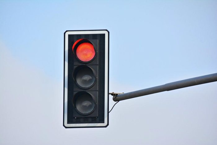 Explications : pourquoi les feux de circulation sont-ils de couleur verte, orange et rouge?