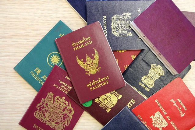Explications : pourquoi les couvertures de passeports nont-elles que quatre couleurs?