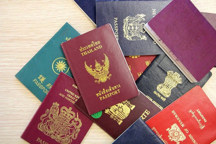 Explications : pourquoi les couvertures de passeports n’ont-elles que quatre couleurs?