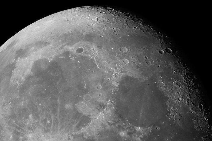 Explications : pourquoi voit-on toujours la même face de la lune?