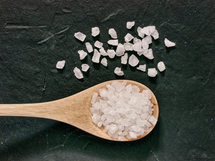 Une femme de 50 ans et plus doit réduire sa consommation de sel.