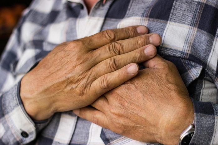 Les palpitations cardiaques peuvent signaler un problème si elles sont accompagnées de douleurs dans la poitrine.