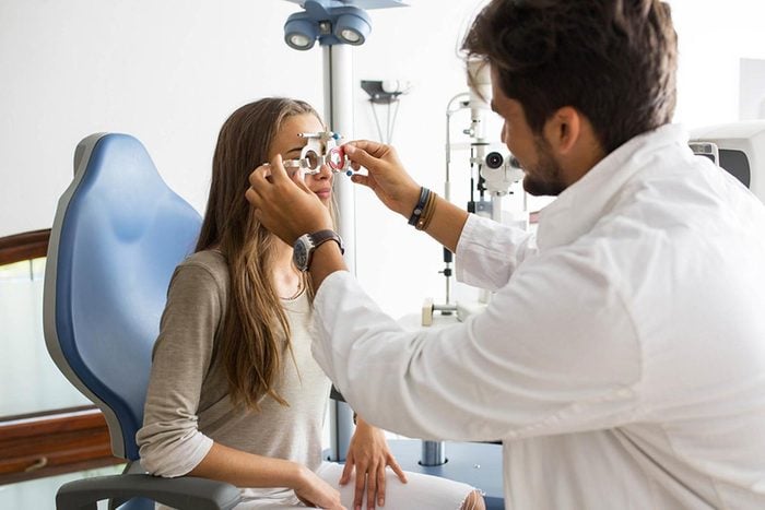 Protéger vos yeux en passant des examens de la vue régulièrement.