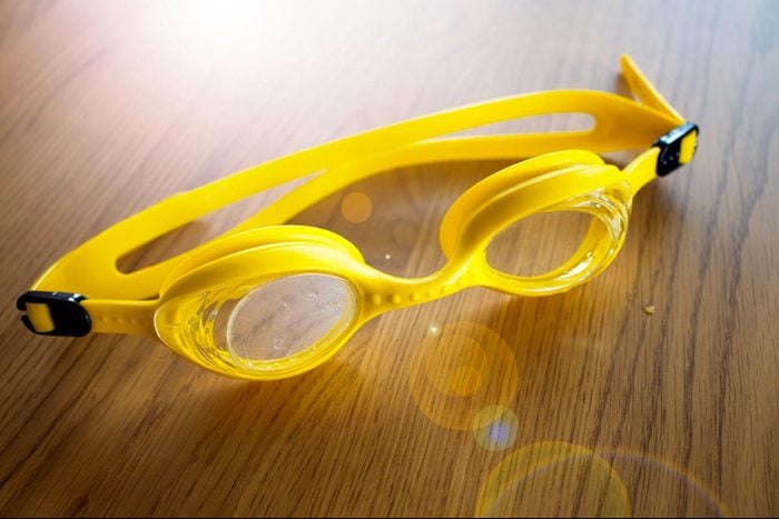Protéger vos yeux en portant des lunettes de natation.