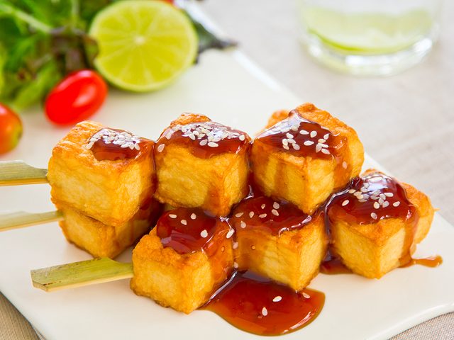 Recette vgtarienne: brochettes de tofu et sate.