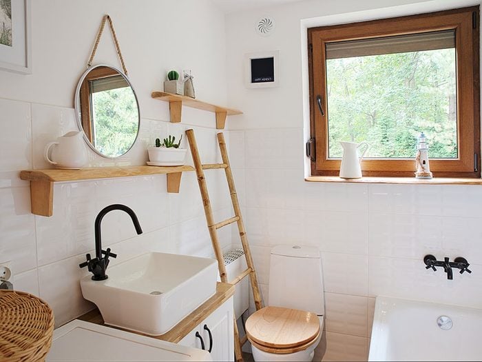 Rénover la salle de bain en ajoutant une échelle en bois pour les linges mouillés.