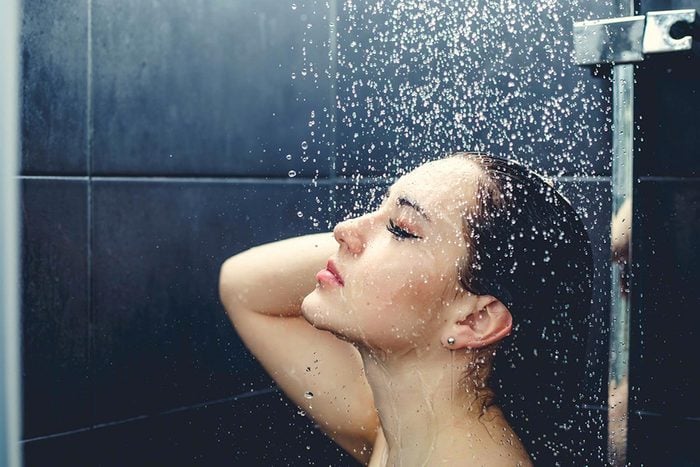 Soins de la peau : évitez les douches chaudes.