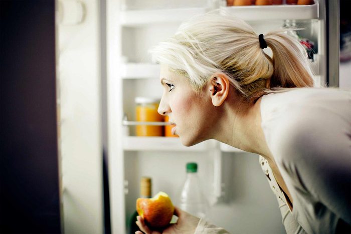 Signe d'un déséquilibre hormonal : vous ouvrez souvent la porte du frigo.