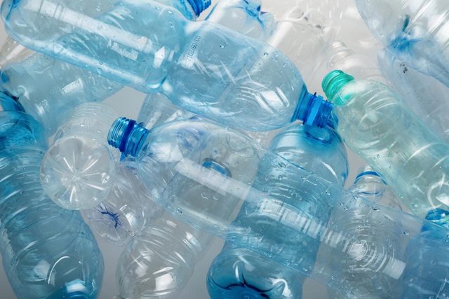 La dure de dcomposition d'une bouteille en plastique est de 450 ans.