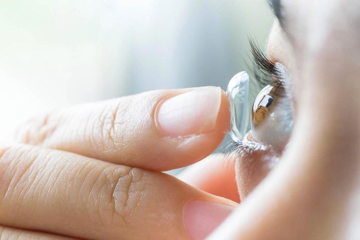 Examen de la vue : les lentilles accentuent le risque de contracter une infection.