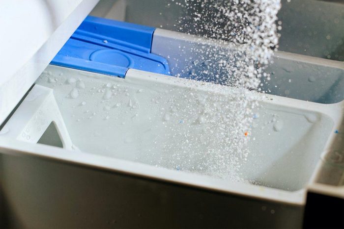 Laveuse et sécheuse : nettoyez les distributeurs à détergent.