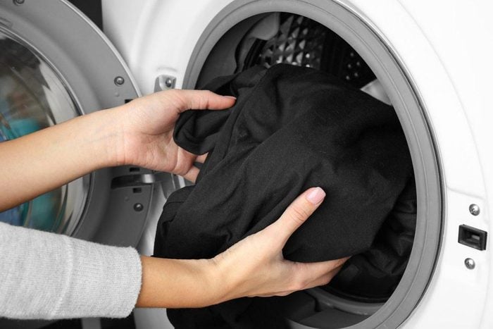 Laveuse et sécheuse : sortez vos vêtements immédiatement après lavage.