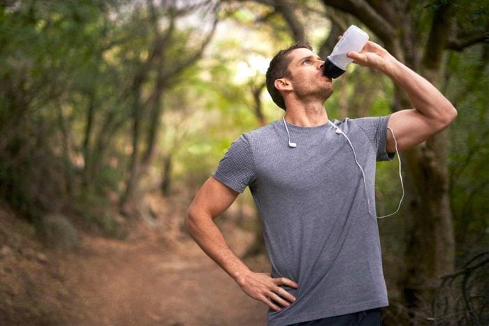 Accélérez votre métabolisme en buvant beaucoup d'eau.