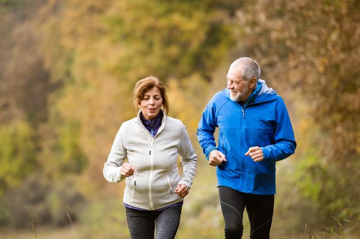 Mythe sur la mise en forme : mieux vaut éviter l’activité intense si vous souffrez d’arthrite rhumatoïde.