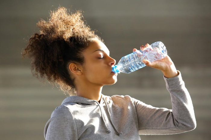 Mythe sur la mise en forme : évitez la déshydratation en buvant beaucoup avant et durant l’exercice.